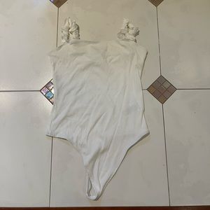 Arirzia White Ruffle Ribbed Bodysuit